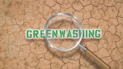 Das Wort "Greenwashing" auf trockener Erde unter einer Lupe; Copyright Panthermedia