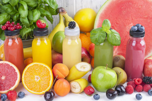 Verschiedene Smoothies und Früchte, Copyright Panthermedia