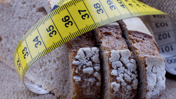 Brotscheiben mit Maßband, Copyright Fotolia.com