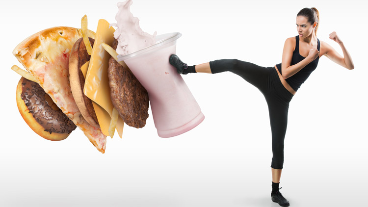 Frau kämpft gegen Fastfood, Copyright Fotolia.com