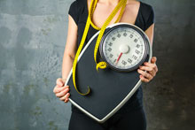 Frau mit Waage, Copyright Fotolia.com