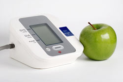 Blutdruckmessgerät und Apfel, Copyright Fotolia.com
