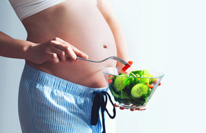 Schwangere mit Salat, Copyright Fotolia.com