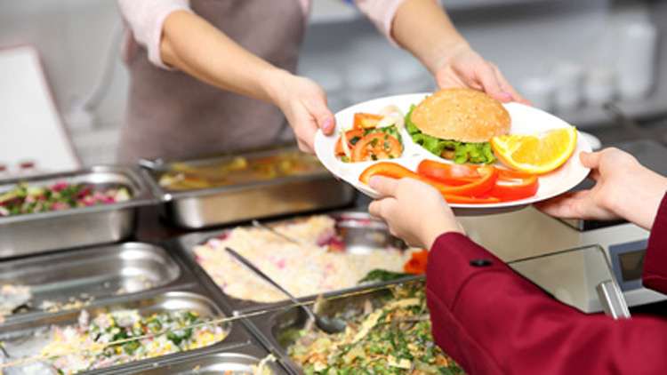 Frau gibt Essen aus, Copyright Fotolia.com