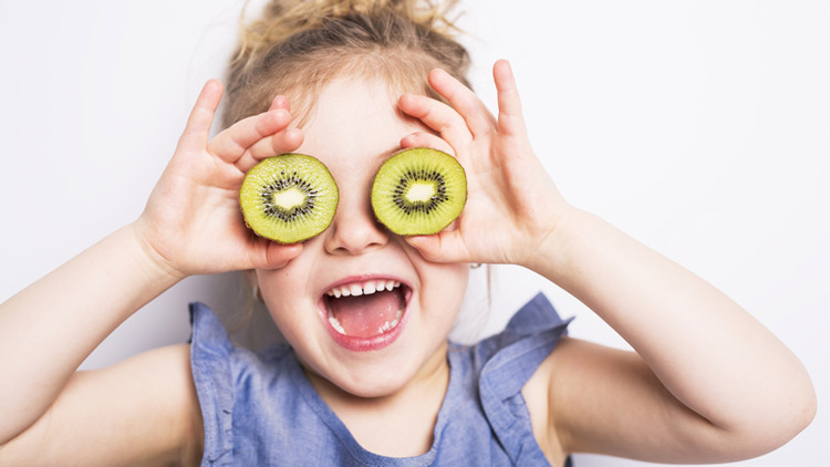 Kind mit Kiwis, Copyright Fotolia.com