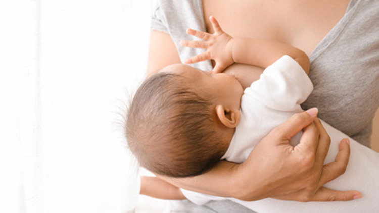 Mutter stillt Baby, Copyright Fotolia