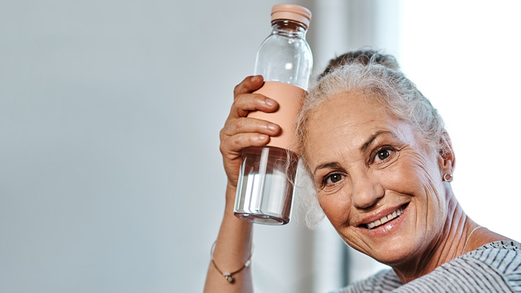Ältere Dame mit Wasserflasche, Copyright Panthermedia