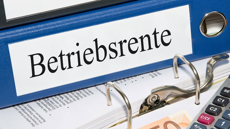 Ordner mit der Aufschrift Betriebsrente neben einem Taschenrechner