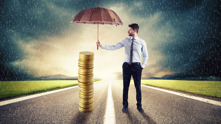 Mann im Anzug hält einen Regenschirm über Türme von Euromünzen vor einem Gewitterhintergrund; Copyright Panthermedia