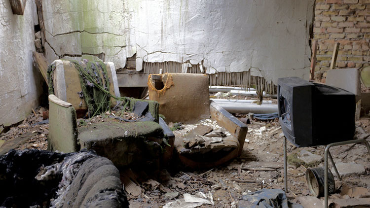 Raum mit zerstörten Möbeln und Geräten, Copyright: Fotolia