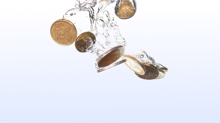 Münzen fallen ins Wasser, Copyright Panthermedia