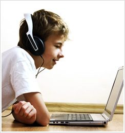 Jugendlicher mit Laptop Jugendlicher mit Laptop