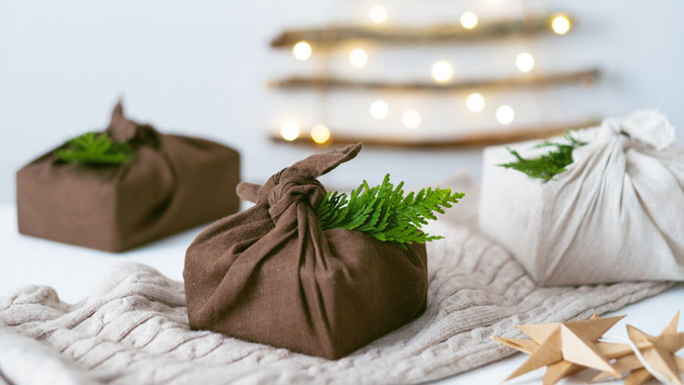 Weihnachtstisch mit in Stoff eingeschlagenen Geschenken, Copyright Fotolia.com