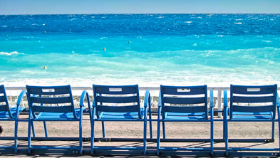 Blaue Holzstühle und Meer, Copyright Panthermedia