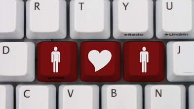 Das Bild zeigt eine Computertastatur mit drei rot gefärbten Tasten, eine mit Herzsymbol und zwei mit Menschensymbolen; Link zum Artikel Online-Partnervermittlung