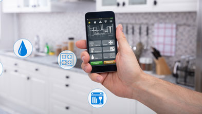 Hand mit Smartphone in einer smarten Küche; Copyright Panthermedia