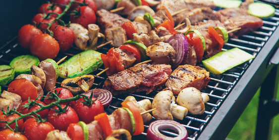 Verschiedenes Fleisch und Gemüse auf einem Grill; Link zum Artikel