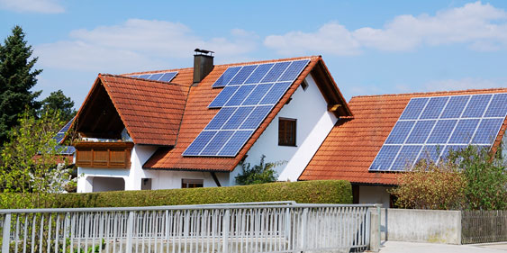 Einfamilienhaus mit Photovoltaik auf dem Dach, Copyright Panthermedia