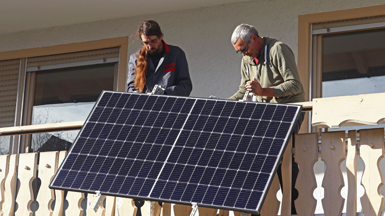 Photovoltaikanlage wird auf dem Balkon angebracht