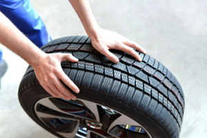 Autoreifen bei der Montage, Copyright Fotolia