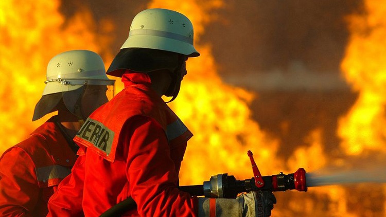 Feuerwehr beim Löschen eines Brandes, Copyright Fotolia