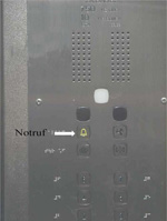 Bedientableau eines Aufzugs mit Notruf-Knopf