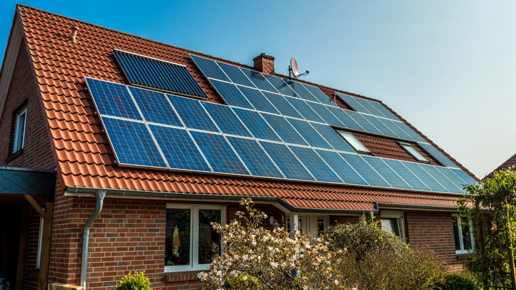 Haus mit Photovoltaik-Anlage auf dem Dach, Copyright Panthermedia