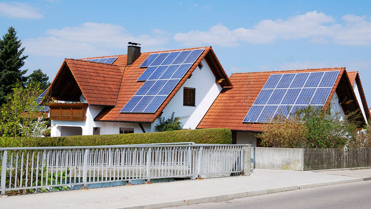 Einfamilienhaus mit Photovoltaikanlage auf dem Dach; Copyright Panthermedia