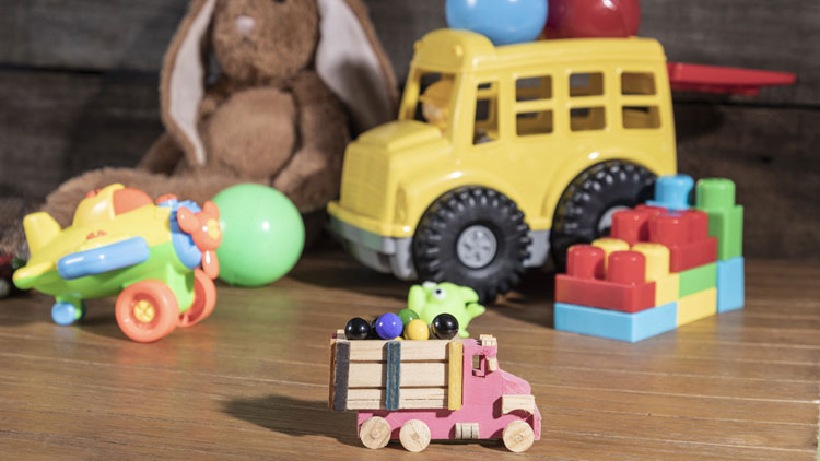 Plüschhase, Plastikbus, Flugzeug, Holzlaster, buntes Spielzeug auf Fußboden; Copyright Panthermedia