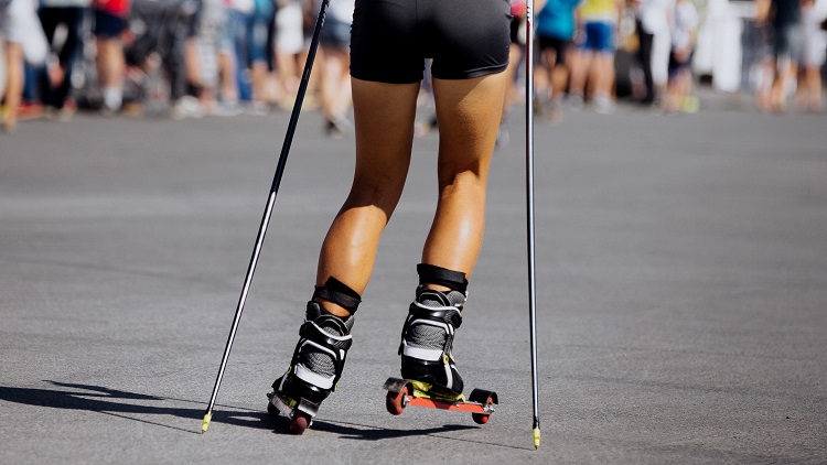 Beine einer jungen Sportlerin mit Rollski, Copyright Panthermedia