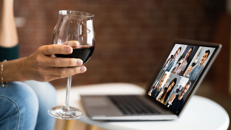 Frau mit Weinglas vor Laptop; Copyright Panthermedia