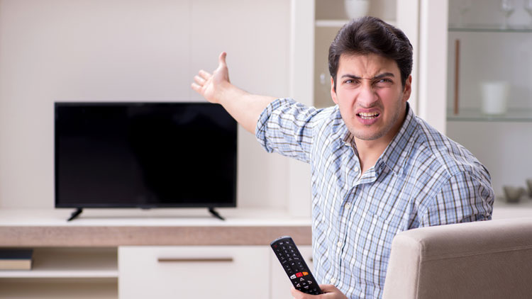 Mann ärgert sich über kaputten Fernseher; Copyright Panthermedia