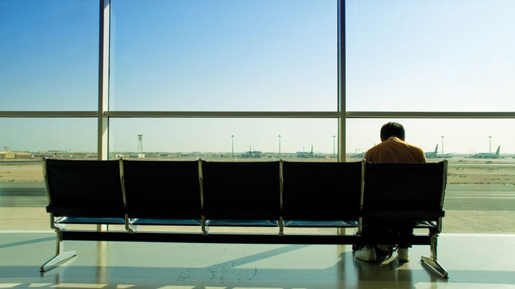 Person, die im Flughafen wartet, Copyright Fotolia