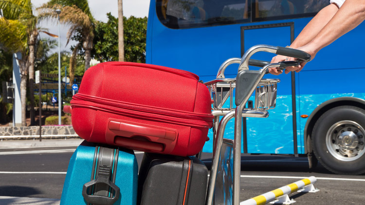 Kofferkuli und Bus