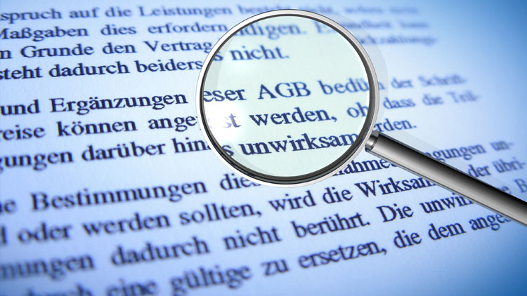 Lupe über kleingedrucktem Text mit Allgemeinen Geschäftsbedingungen, Copyright Panthermedia